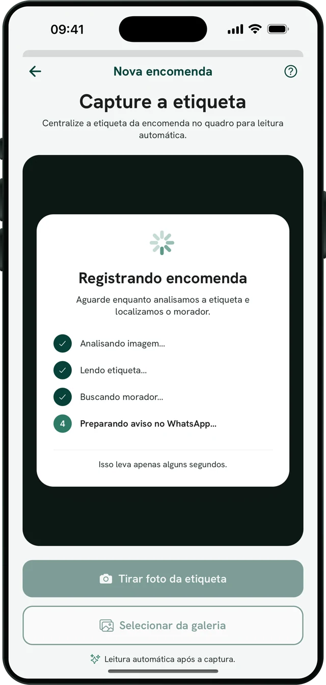Celular com o app do Átrio lendo a etiqueta de uma encomenda